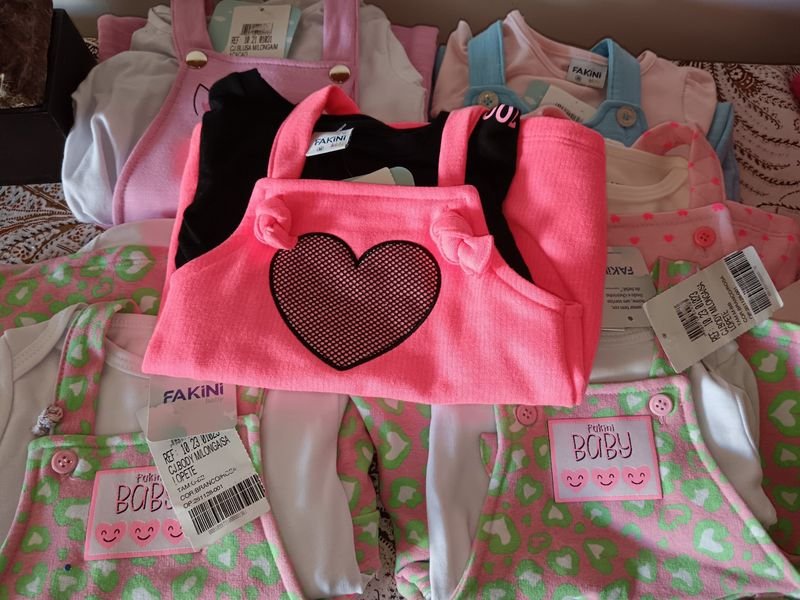 Lote siguiente: Lote de ropa para bebés y accesorios