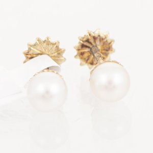 Lote siguiente: Par de Tornillos de Oro 18k con Perlas