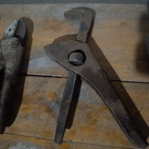 Lote de Herramientas Usadas: Inyector de Grasa, Llave, Pinza y Triscador - imagen 6