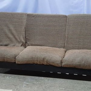 Lote siguiente: Sillón de Tres Cuerpos de Madera Nogal con Almohadones
