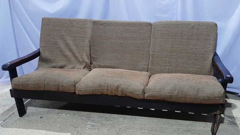 Sillón de Tres Cuerpos de Madera Nogal con Almohadones