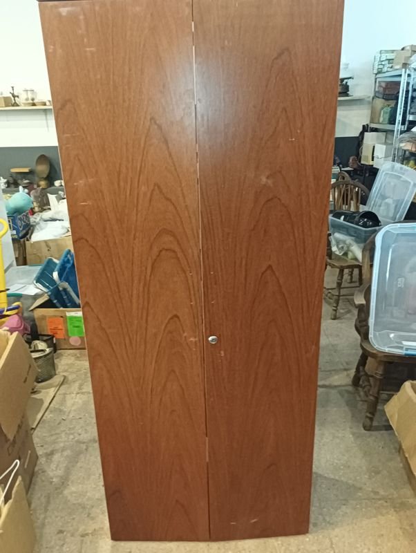 Lote siguiente: Ropero de madera con detalles y buena condición