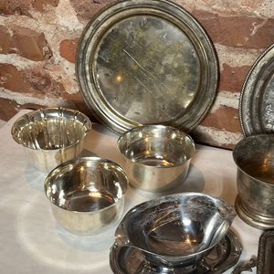 Lote de Platería Antigua: Bandejas, Cuencos y Jarra - imagen 7
