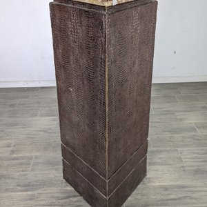 Pedestal Tapizado Imitación Reptil con Tapa de Mármol - imagen 4
