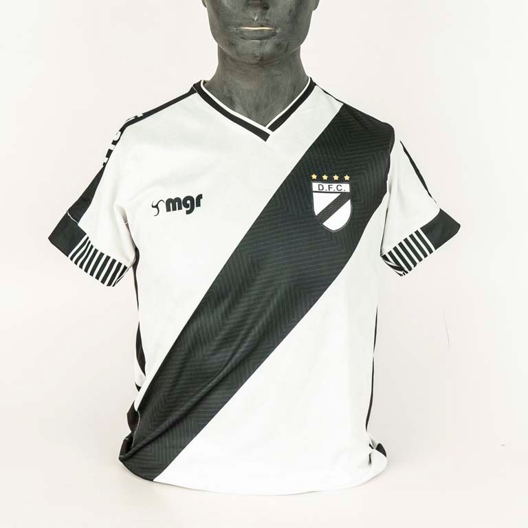 Lote siguiente: Camiseta de Danubio de utilería marca mgr N°18 de Gonzalo Bueno