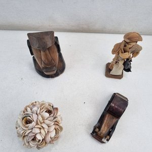 Conjunto de 4 Piezas Decorativas: Figura Moai, Hombre con Gorro, Coche de Madera y Adorno Floral - imagen 3