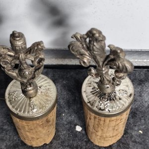 Dos Tapones de Botella de Corcho y Metal con Diseño Fleur-de-lis - imagen 7