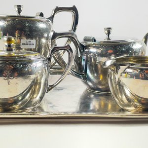 Cinco piezas de servir en metal (alguna abolladura) tetera, cafetera, azucarero y lechera - imagen 3