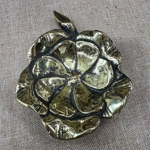 Lote siguiente: Cenicero o Vaciabolsillos de Bronce Macizo con Forma de Flor y Hoja