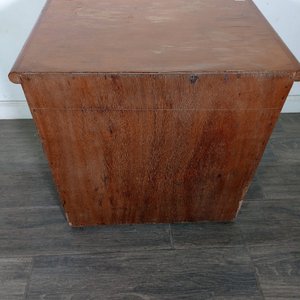 Mesa de Luz de Madera con Tres Cajones - imagen 6
