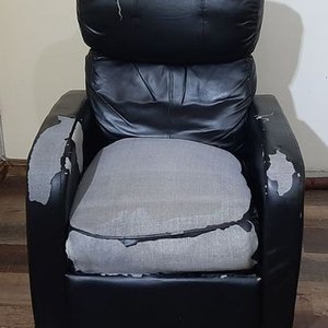 Lote siguiente: Sillón Reclinable Negro con Desgaste en Tapizado