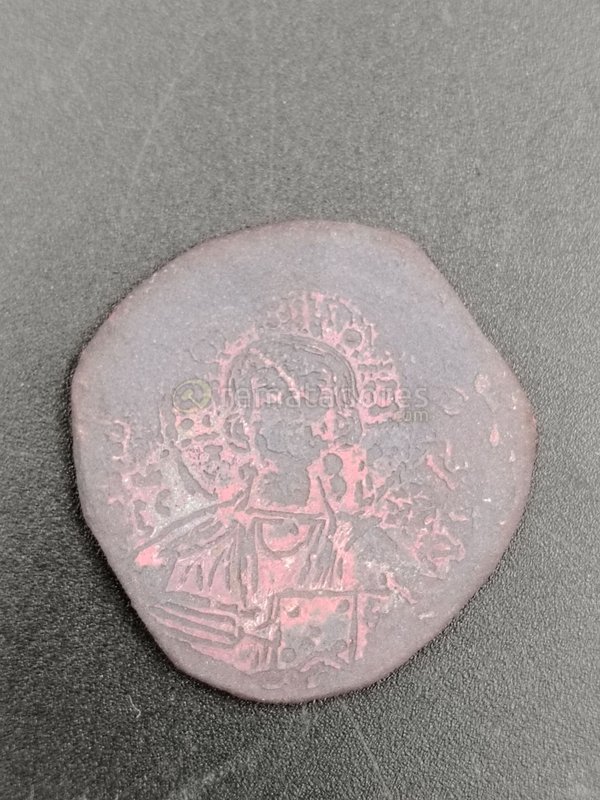 Moneda Antigua con Imagen Religiosa