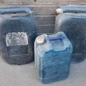 Lote de 3 Bidones Plásticos con Tapa: Dos de 50 Litros y Uno de 30 Litros - imagen 1