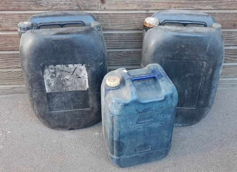 Lote de 3 Bidones Plásticos con Tapa: Dos de 50 Litros y Uno de 30 Litros