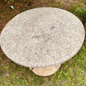 Mesa de Patio Redonda de Hormigón con Base Detallada - imagen 2