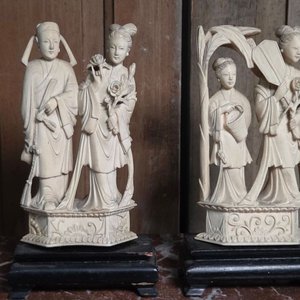 Lote anterior: Par de Figuras de Marfil Estilo Oriental con Sellos