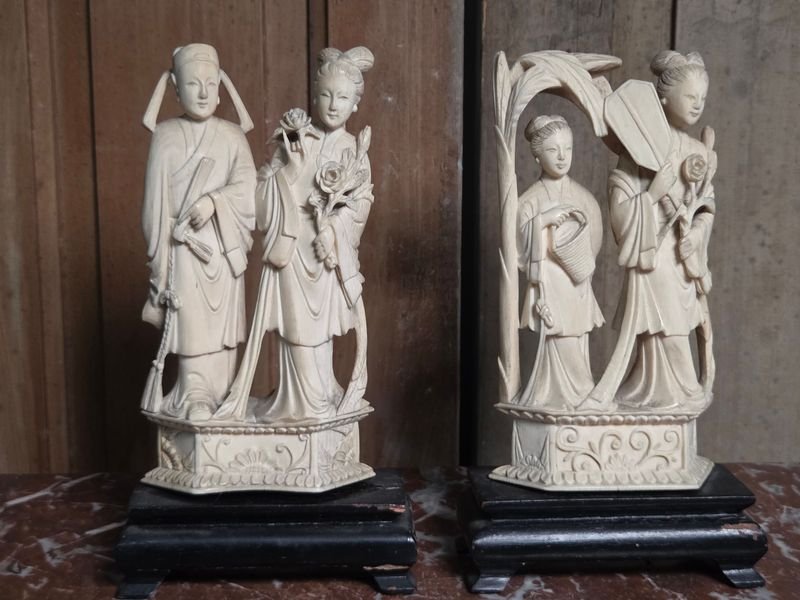 Par de Figuras de Marfil Estilo Oriental con Sellos