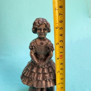 Rara figura de la famosa actriz infantil Shirley Temple . Publicidad de "La Especial de Niños", Esteban Campora. Agraciada 2322. Realizada en peltre. Tiene un detalle al dorso en el vestido. Altura: 16 cm. - imagen 7