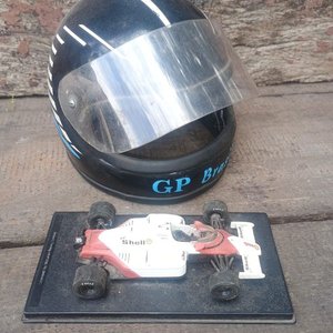 Casco Miniatura GP Brasil Fórmula 1 y Maqueta de Auto de Carreras - imagen 3