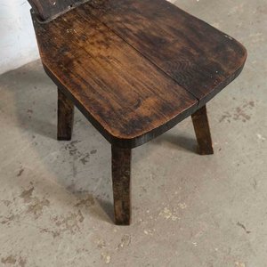 Silla Rústica de Paraíso con Detalles de Madera y Polillas - imagen 2