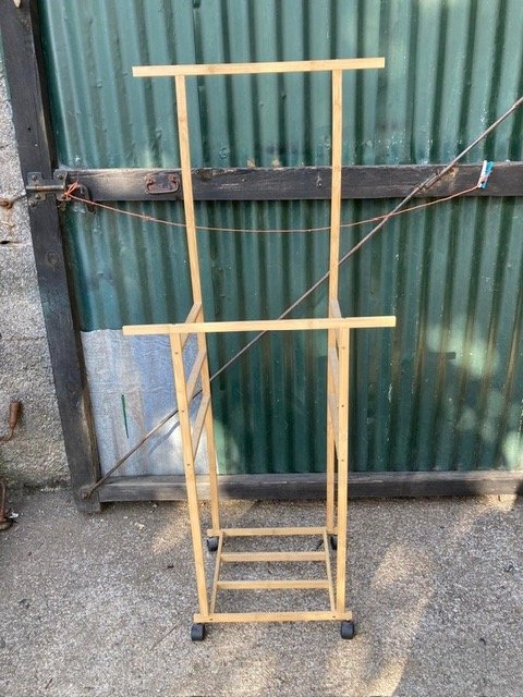 Lote anterior: Perchero/despojador de madera con ruedas y cerradura