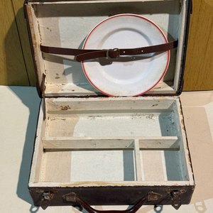 Antiguo Maletín de Picnic Forrado en Cuero con Plato - imagen 5