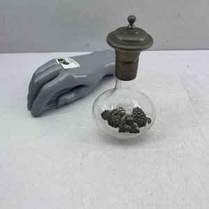 Lote siguiente: Botella Decantadora de Vidrio con Tapa Metálica y Detalle de Uvas