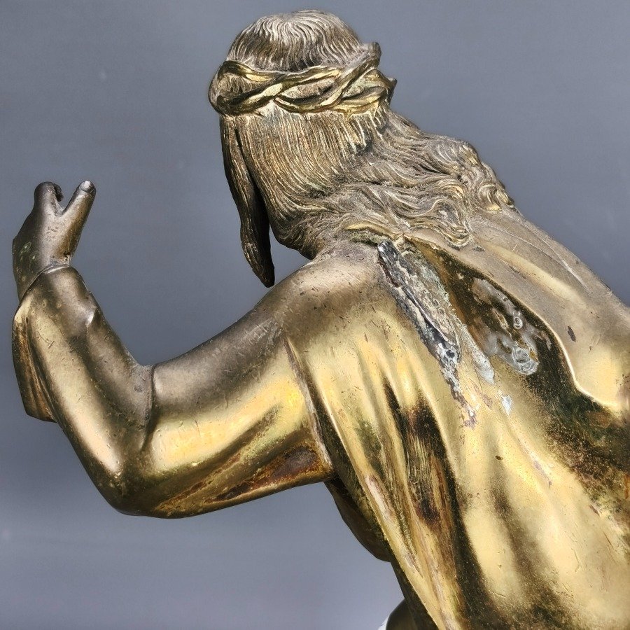 Estatua de bronce de Jesús cargando la cruz - imagen 8