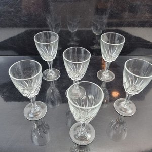 L 282 - 6 Piezas - Set de 6 atractivas copitas de licor o aperitivo, en delicado vidrio labrado con pie torneado - imagen 3