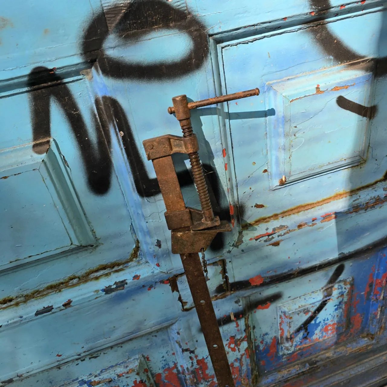 Lote siguiente: Rusty Clamp y Accesorios en Mal Estado