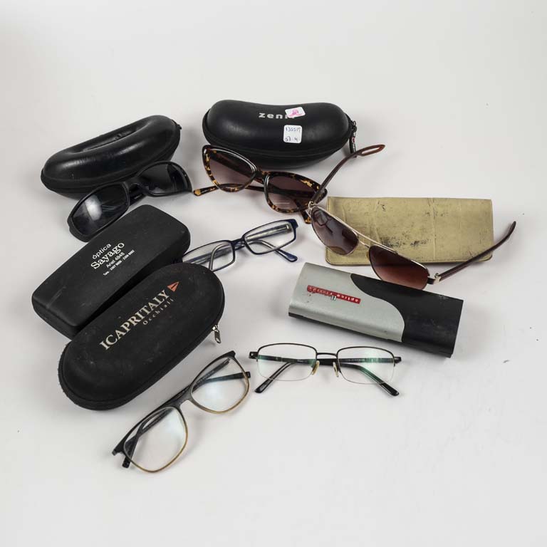 Lote siguiente: 6 Pares de Lentes de Sol con Estuches - Accesorios para Vehículos