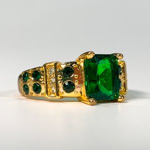 Anillo Dorado con Piedras Verdes y Engarce Superior - imagen 2
