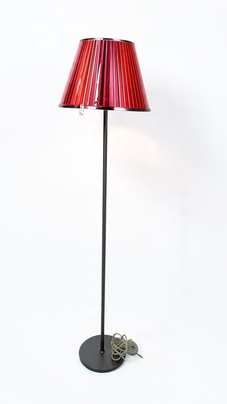 Lámpara de Pie Metálica con Pantalla Acrílica Roja