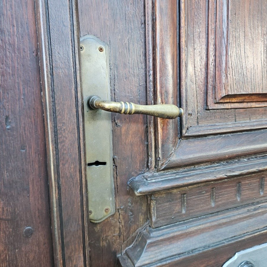 Zaguán antiguo madera dura con herrajes cerradura y llave