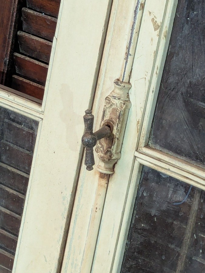 Ventana con dos hojas batientes y postigos tipo celosías en cedro - imagen 6