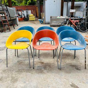Lote siguiente: Lote de 6 Sillas de Colores con Base de Hierro