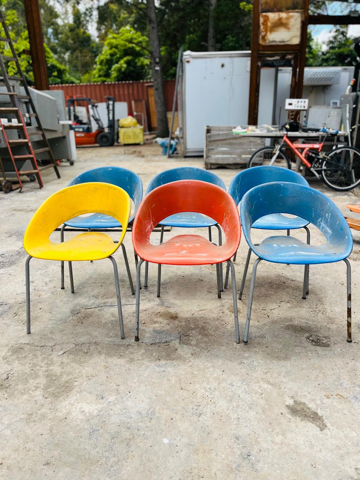 Lote de 6 Sillas de Colores con Base de Hierro