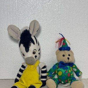 Lote de Juguetes: Peluches, Pistolas, Reproductor CD Panasonic y Más - imagen 12