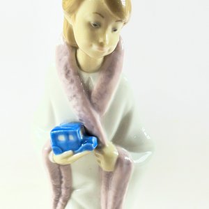Figura Lladro de Porcelana con Regalo Azul - imagen 5
