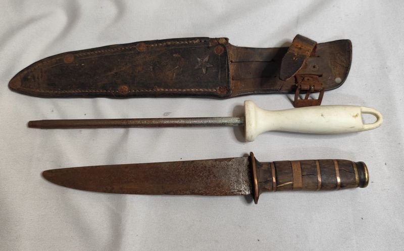 Lote siguiente: Antiguo Cuchillo con Mango de Bronce y Madera, Vaina y Chaira