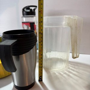 Lote de Cafetera Moka, Tazas Navideñas, Jarra Plástica y Más - imagen 7