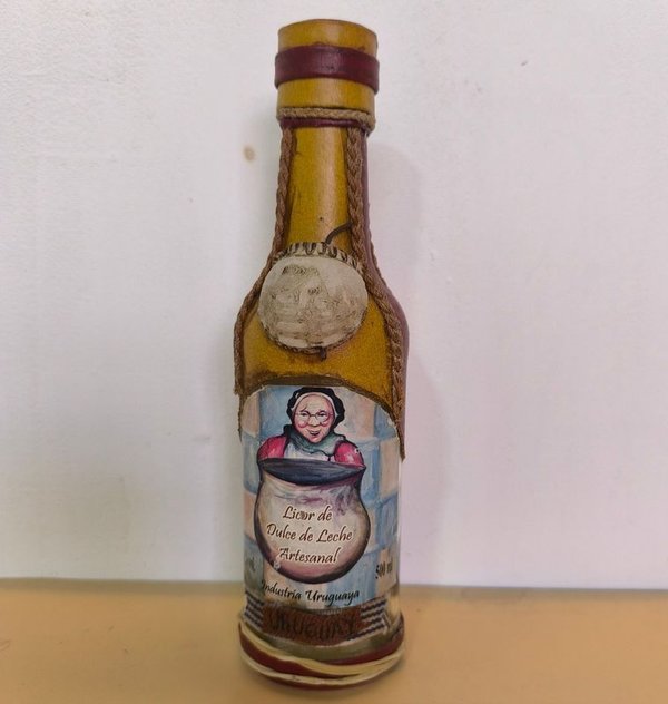 BOTELLA VINTAGE DE LICOR DE DULCE DE LECHE FORRADA - imagen 1
