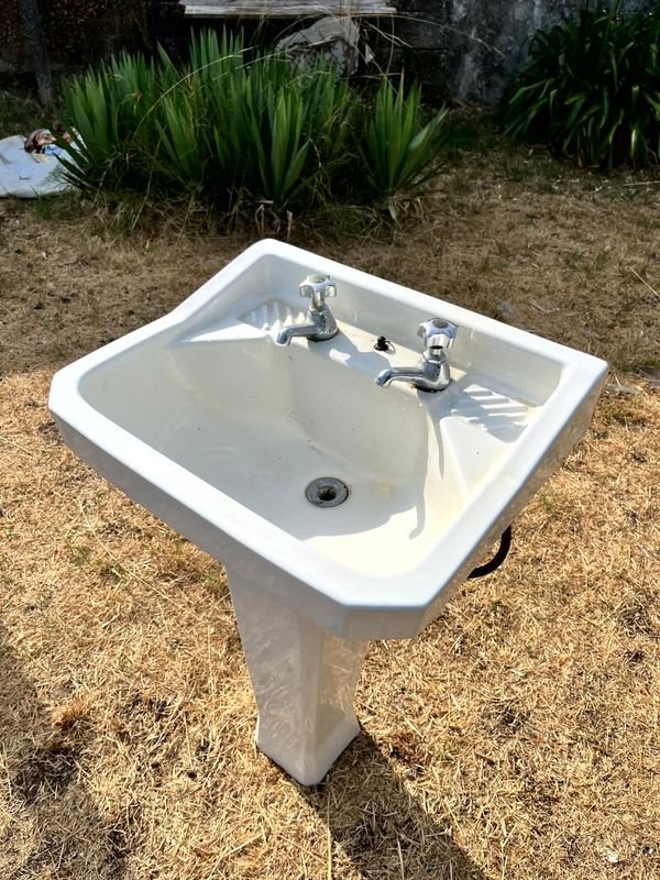 Juego de Baño Olmo de Loza Blanca: Lavatorio con Pedestal – Bidet – Inodoro y Antiguo Bidet de Loza Cisterna de Plástico - imagen 2