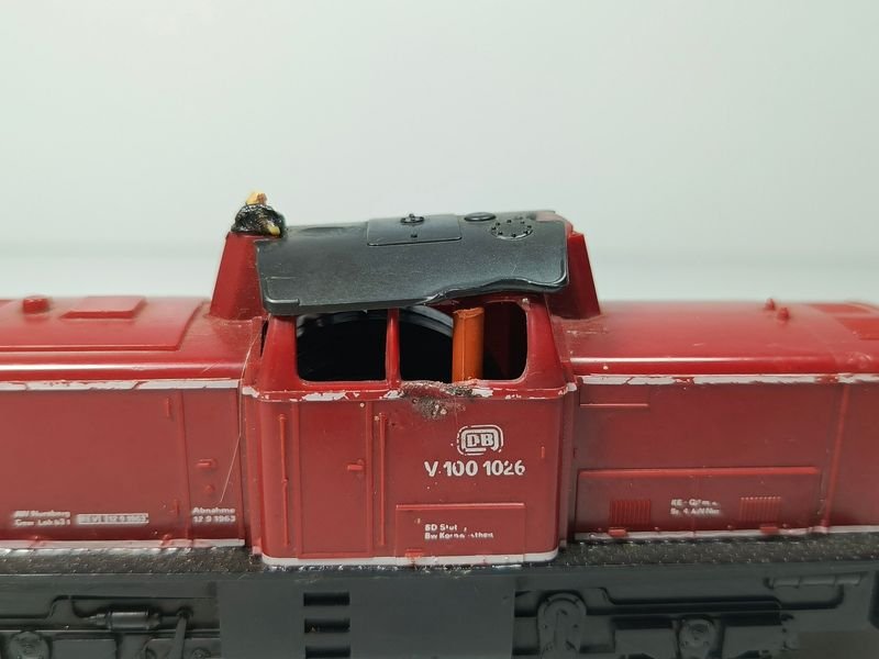 Locomotora sin funcionar, motorizada a escala diesel HO 1:87 modelo DB V 100 1026 - imagen 5