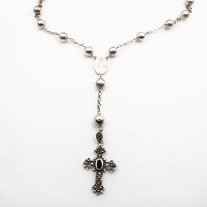 Lote siguiente: Rosario de Plata con Cruz, Piedra Negra y Marquesitas - 44cm