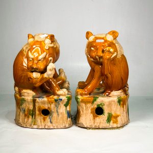 Par de Figuras de Gres Esmaltado: Leones Mitológicos (35 cm) - imagen 2