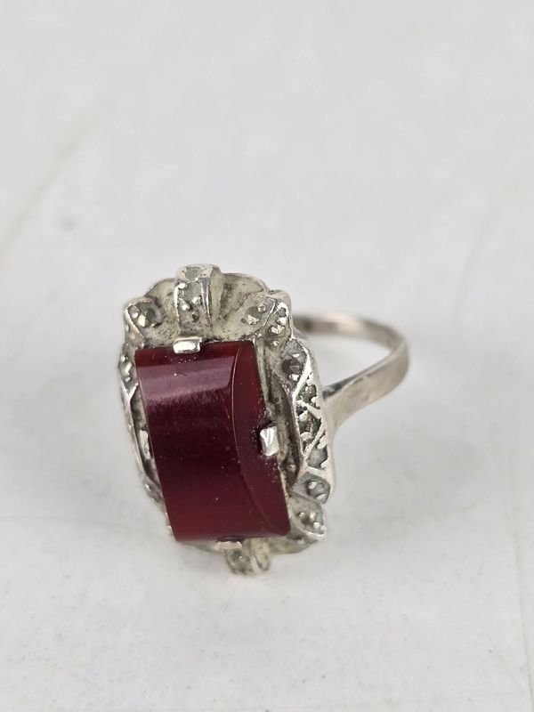 Antiguo Anillo de Plata con Piedra Roja y Marcassitas