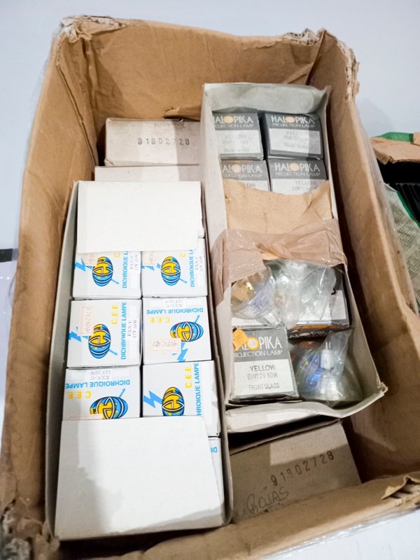 Caja con material eléctrico y accesorios para plaquetas - imagen 2