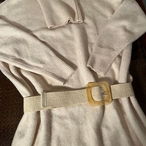 Buzo de Lana Cremoso con Cinturón y Bordado Frontal Talle XL - imagen 4