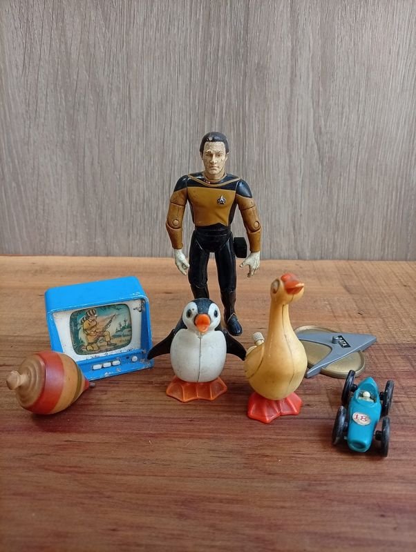 Lote de Juguetes a Cuerda Tomy 1977: Televisor Sacapuntas, Figura Star Trek y Más